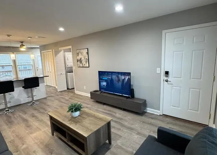 Apartment Spacious 2br With Balcony And 2 King Beds Sleeps 6