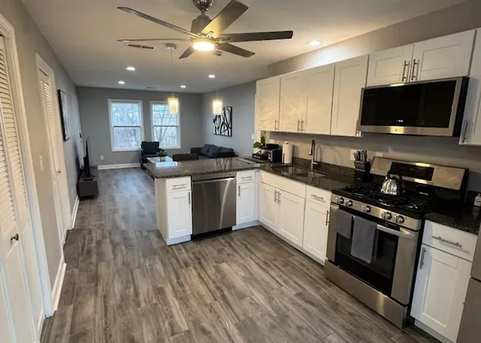 Spacious 2br With Balcony And 2 King Beds Sleeps 6
