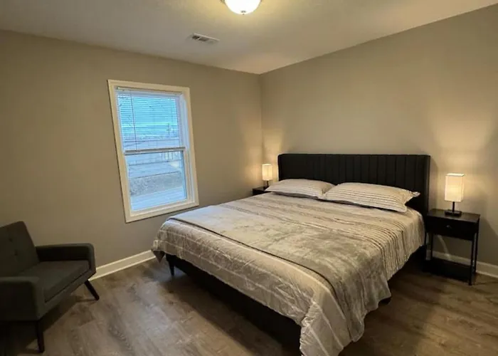 Spacious 2br With Balcony And 2 King Beds Sleeps 6 Apartment