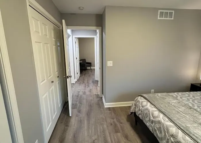 Spacious 2br With Balcony And 2 King Beds Sleeps 6 Apartment *