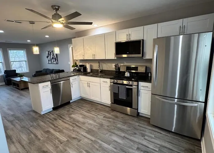 Spacious 2br With Balcony And 2 King Beds Sleeps 6 *