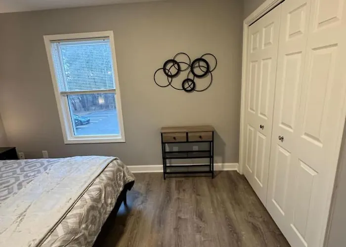 Spacious 2br With Balcony And 2 King Beds Sleeps 6 Apartment South Beloit