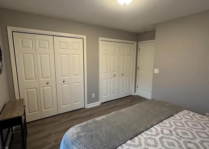 Spacious 2br With Balcony And 2 King Beds Sleeps 6 Apartment *