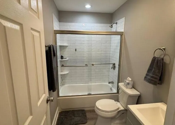 Apartment Spacious 2br With Balcony And 2 King Beds Sleeps 6 South Beloit