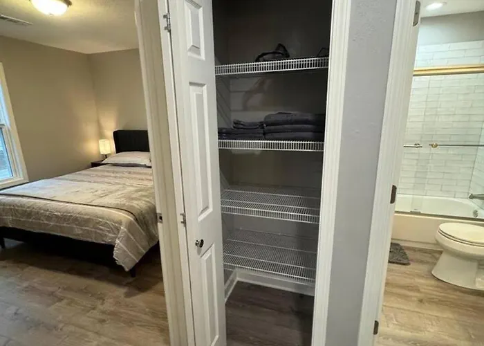 Spacious 2br With Balcony And 2 King Beds Sleeps 6