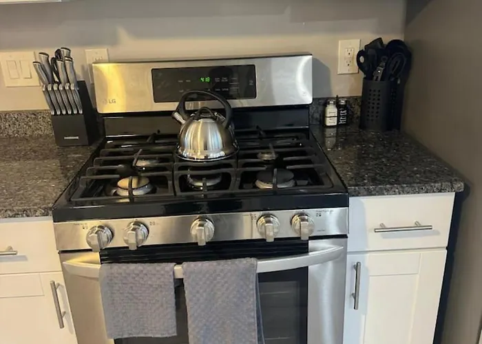 Spacious 2br With Balcony And 2 King Beds Sleeps 6 Apartment *