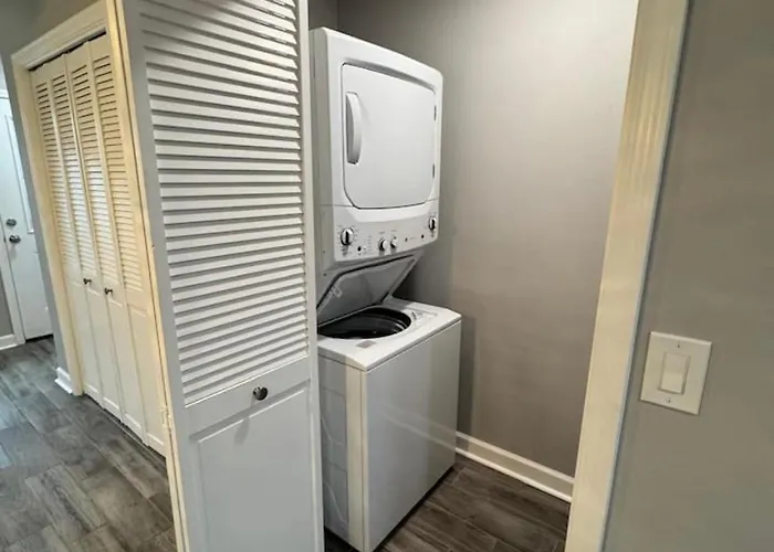 Apartment Spacious 2br With Balcony And 2 King Beds Sleeps 6