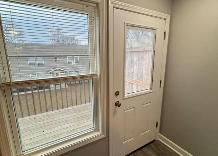 Spacious 2br With Balcony And 2 King Beds Sleeps 6 South Beloit
