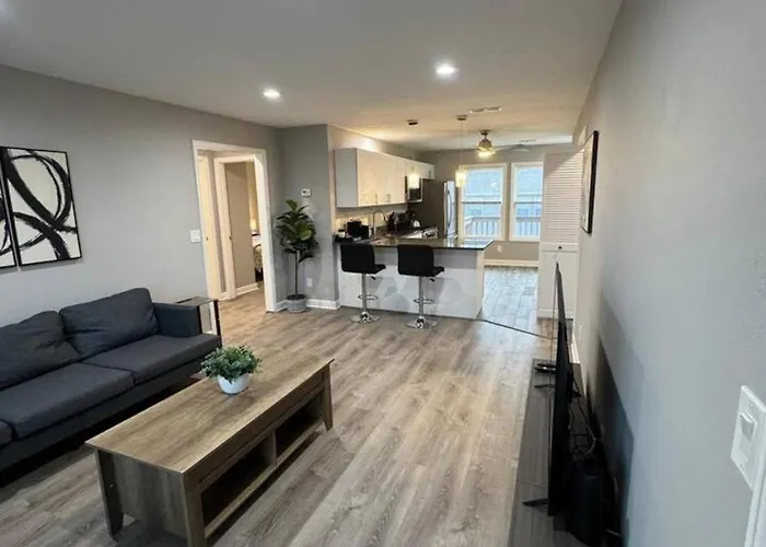 Apartment Spacious 2br With Balcony And 2 King Beds Sleeps 6