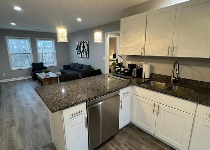 Spacious 2br With Balcony And 2 King Beds Sleeps 6 South Beloit