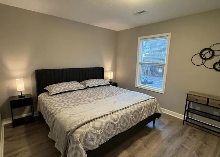 Spacious 2br With Balcony And 2 King Beds Sleeps 6 Apartment *