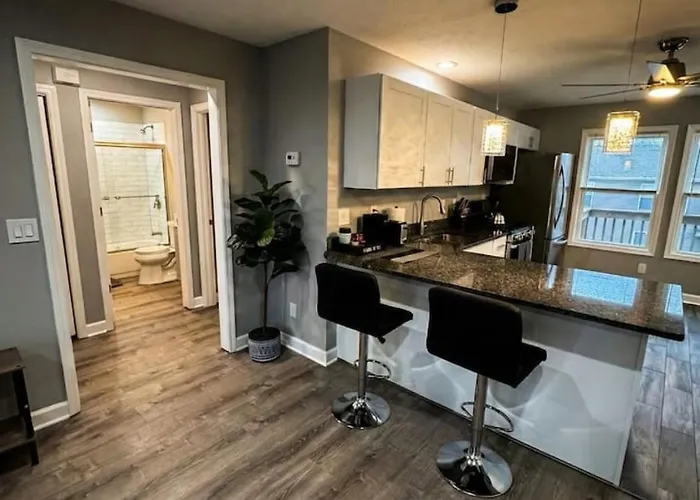 Apartment Spacious 2br With Balcony And 2 King Beds Sleeps 6 *